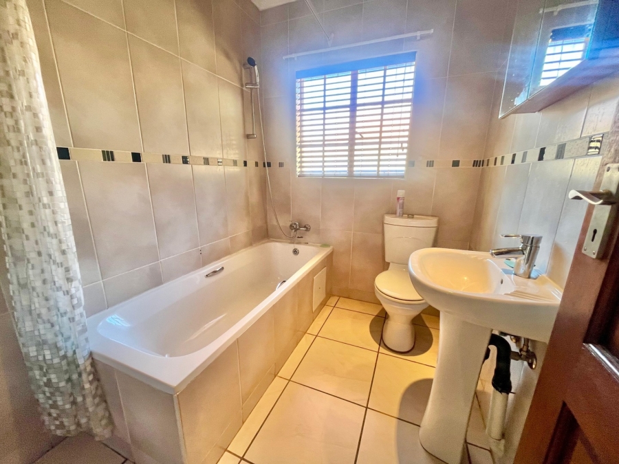 3 Bedroom Property for Sale in Hexrivier Lifestyle Estate North West